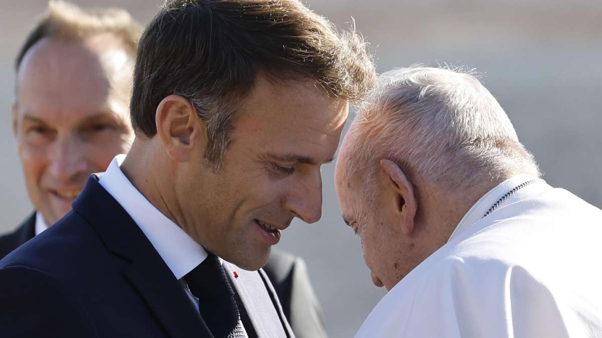 El Papa se reúne con Macron, que se declara "orgulloso" de acoger a Francisco