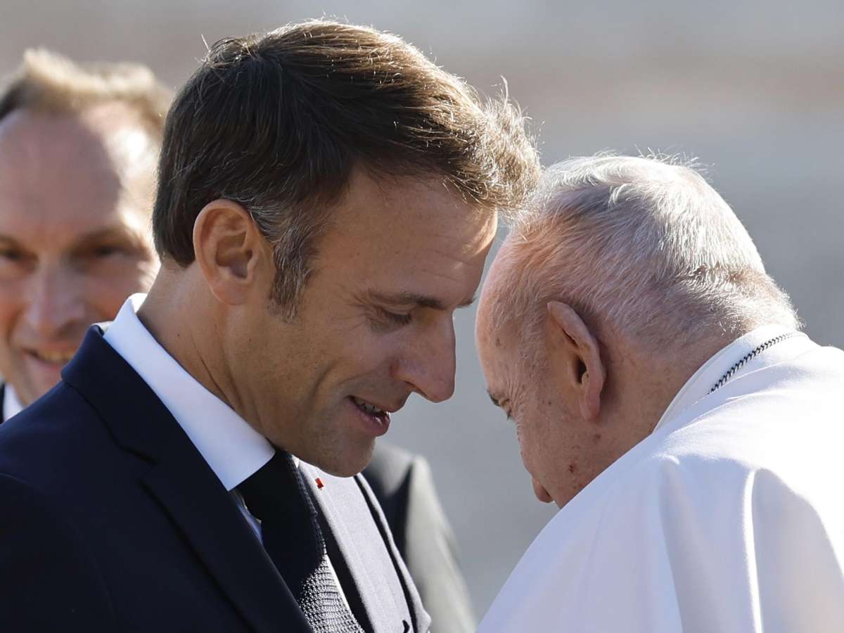 El Papa se reúne con Macron, que se declara "orgulloso" de acoger a Francisco