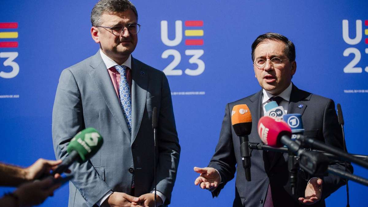 El ministro de Asuntos Exteriores en funciones, José Manuel Albares, y su homólogo ucraniano, Dimitro Kuleba, tras un encuentro en Toledo.