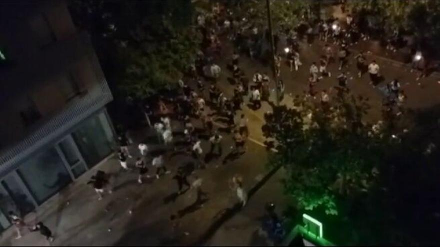 Más de 100 jóvenes atacan una residencia de estudiantes en Valencia con huevos, basura y vallas
