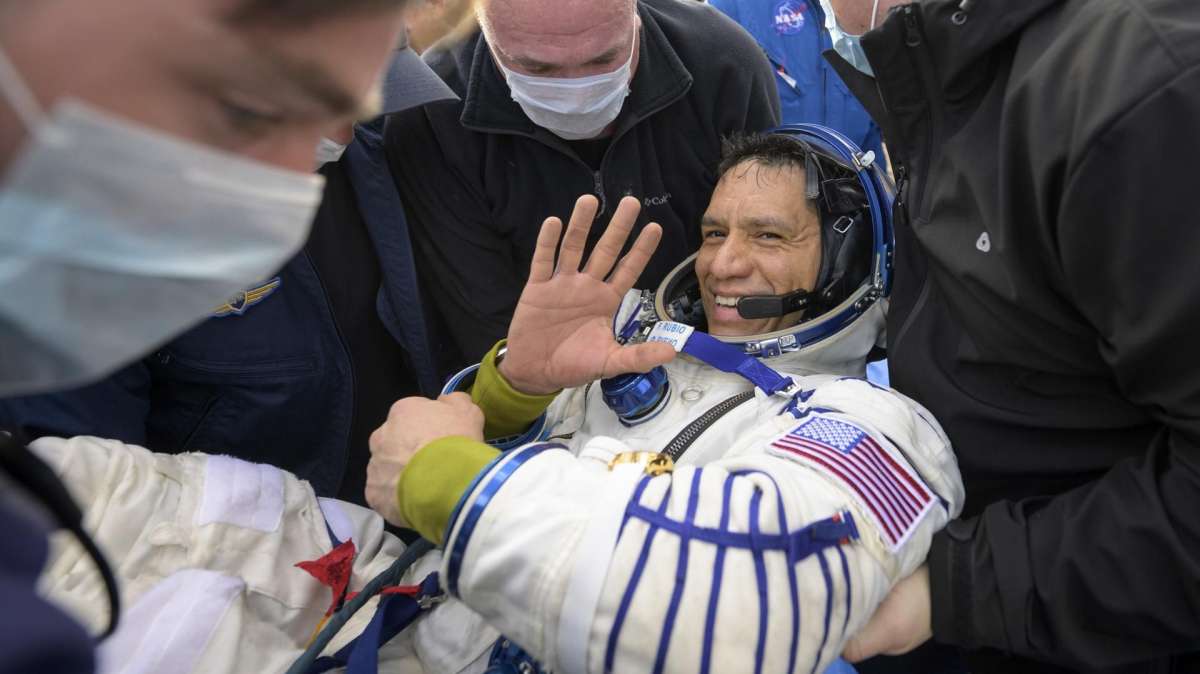 El astronauta Frank Rubio en su llegada a la Tierra.
