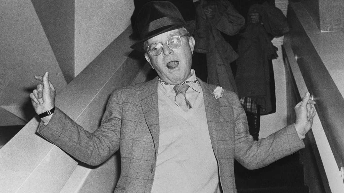 El escritor estadounidense Truman Capote bromea a su llegada a una discoteca neoyorquina.