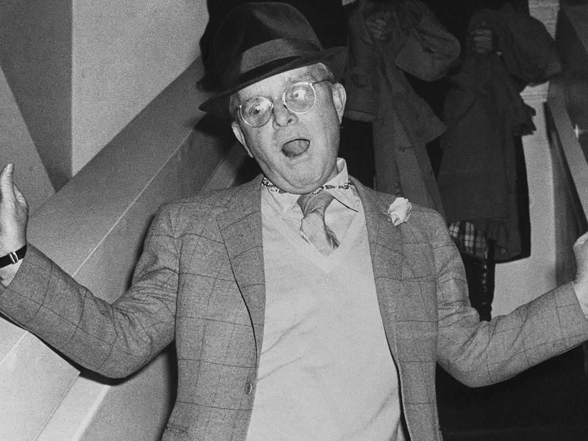 El escritor estadounidense Truman Capote bromea a su llegada a una discoteca neoyorquina.