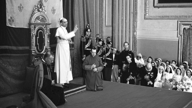 El papa Pío XII en una audiencia en el Vaticano.