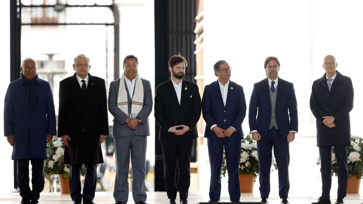 El presidente de Chile, Gabriel Boric (en el centro), en medio de varios líderes internacionales.