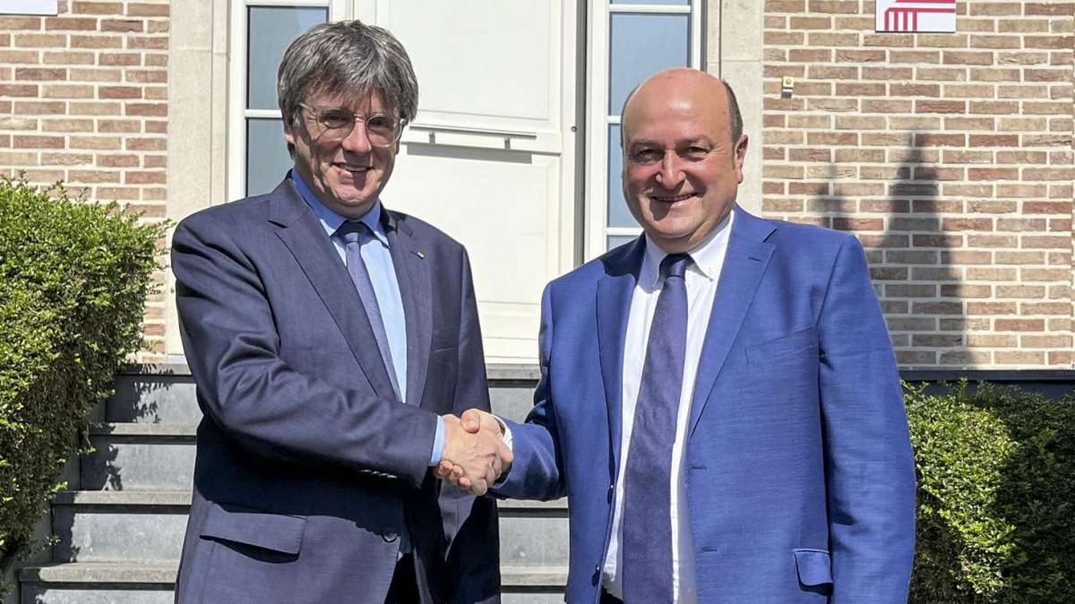 El presidente del PNV, Andoni Ortuzar, (d) y Carles Puigdemont (I) se han reunido en Waterloo.