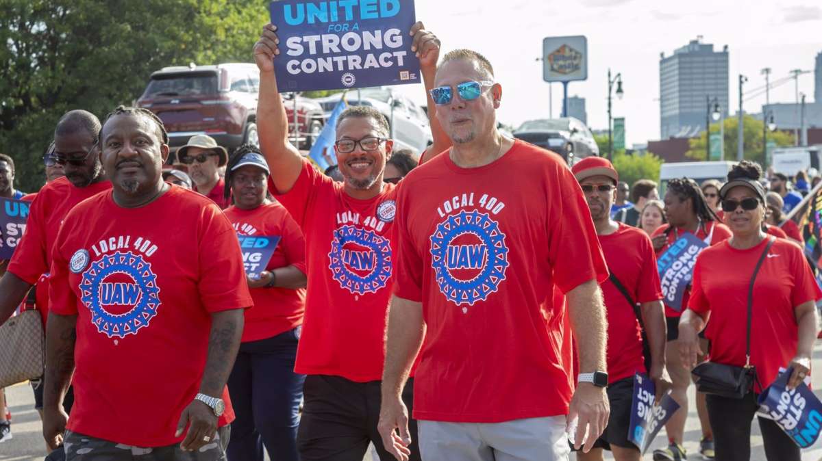 Miembros del sindicato United Auto Workers (UAW) durante una manifestación en Detroit (Estados Unidos)