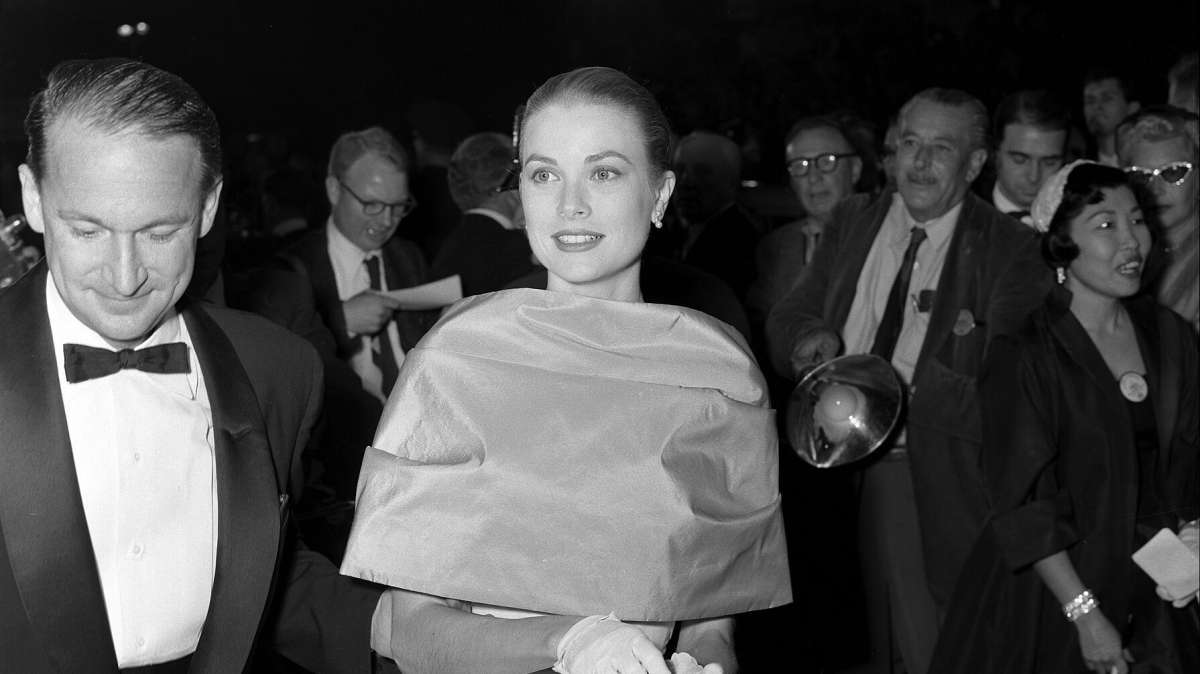 Grace Kelly llegando a la gala de los Óscar de 1955.