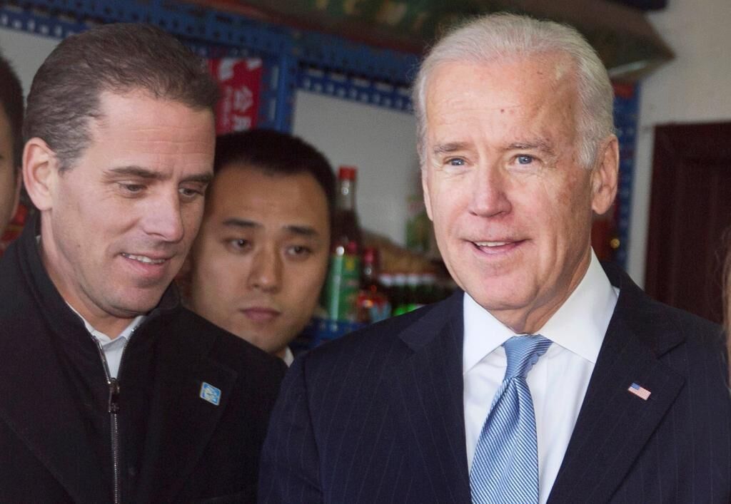 Hunter Biden junto a su padre Joe Biden durante un viaje a China.