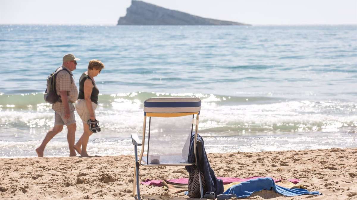 Una pareja pasea por la orilla en la playa de Poniente, a 11 de marzo de 2023, en Benidorm, Alicante.