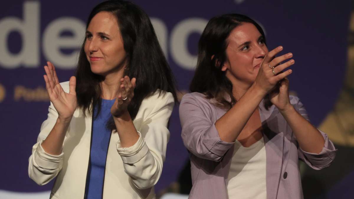 La líder de Podemos, Ione Belarra, junto a Irene Montero.