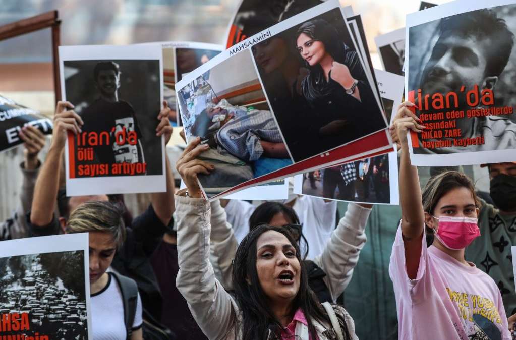 Iraníes portan fotos de Mahsa Amini durante una protesta por su muerte, en una fotografía de archivo.