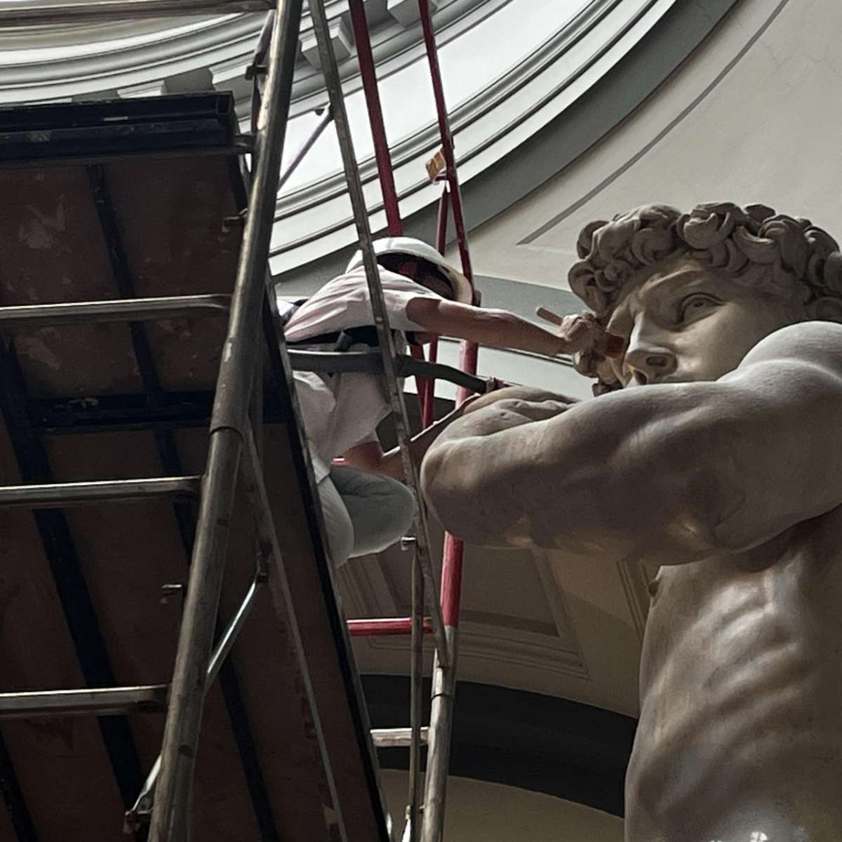La Galería de la Academia de Florencia desempolva y limpia el monumental David de Miguel Ángel.
