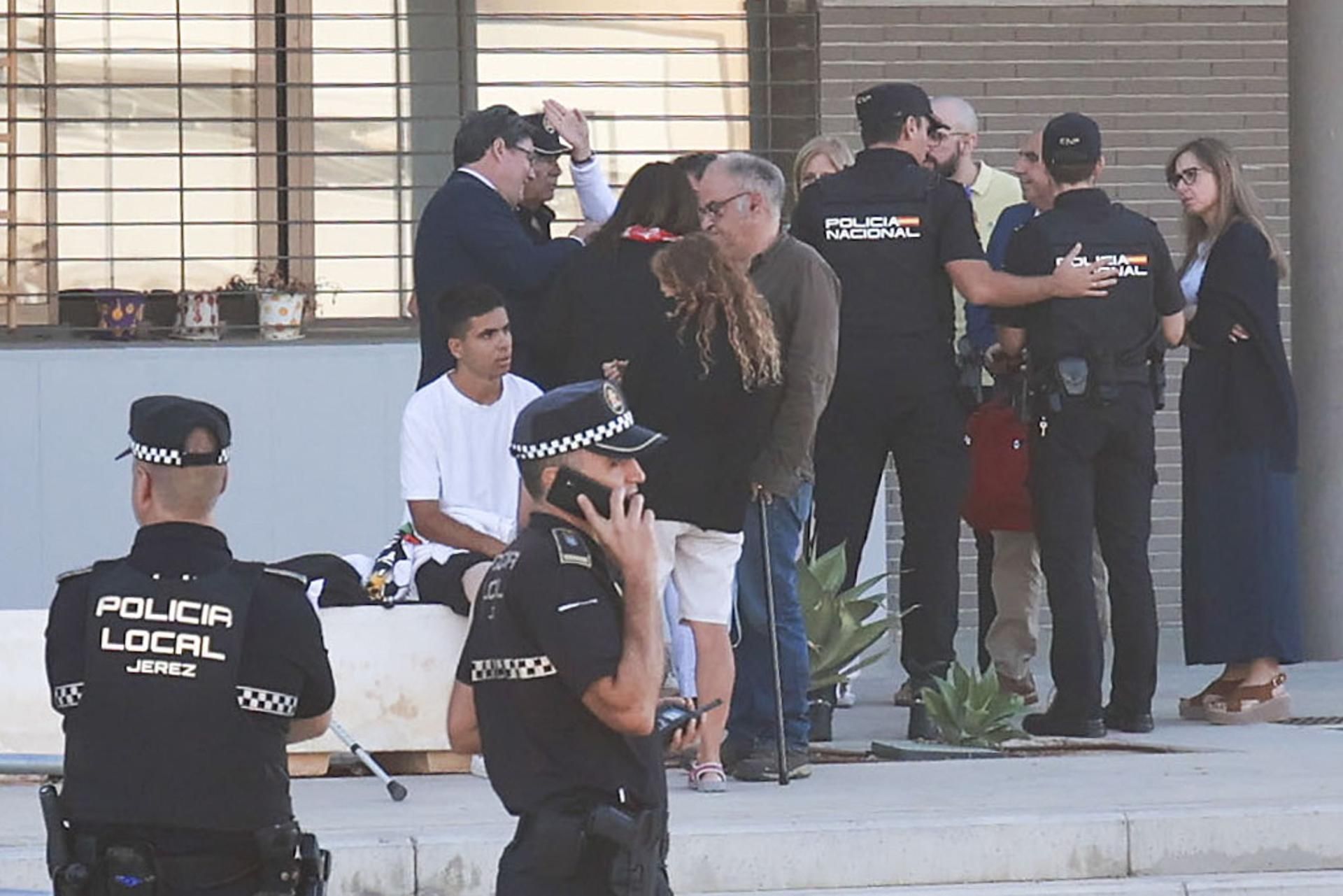 La Policía Local y Nacional en el IES de Jerez en el que ocurrió la agresión.