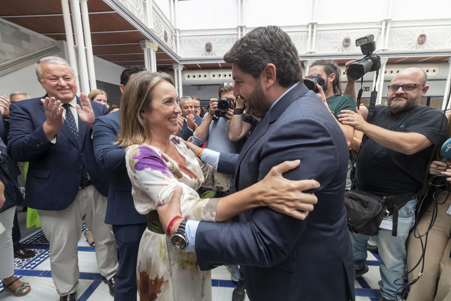 La secretaria general del PP, Cuca Gamarra, felicita al presidente en funciones de la Comunidad de Murcia, Fernando López Miras, tras ser investido presidente regional.