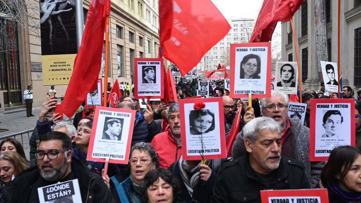 Los ciudadanos de Chile participan en una manifestación por los 50 años del golpe de Estado.