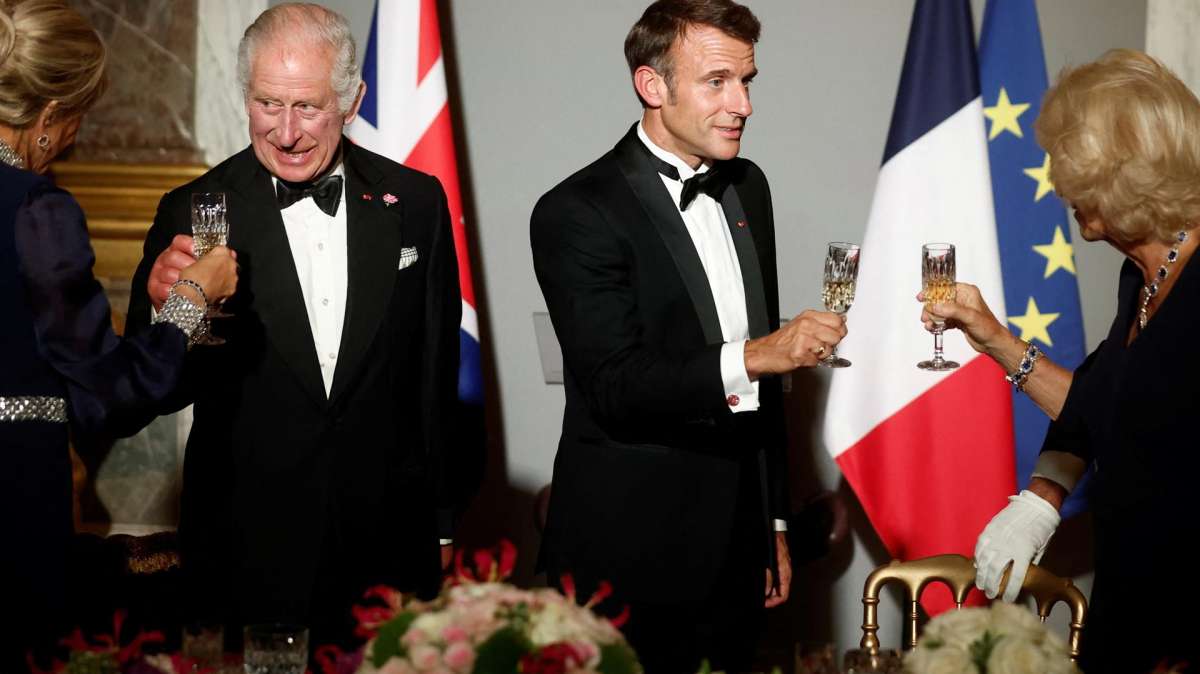 El presidente francés, Emmanuel Macron, junto al rey Carlos III de Inglaterra durante la cena en Versalles.