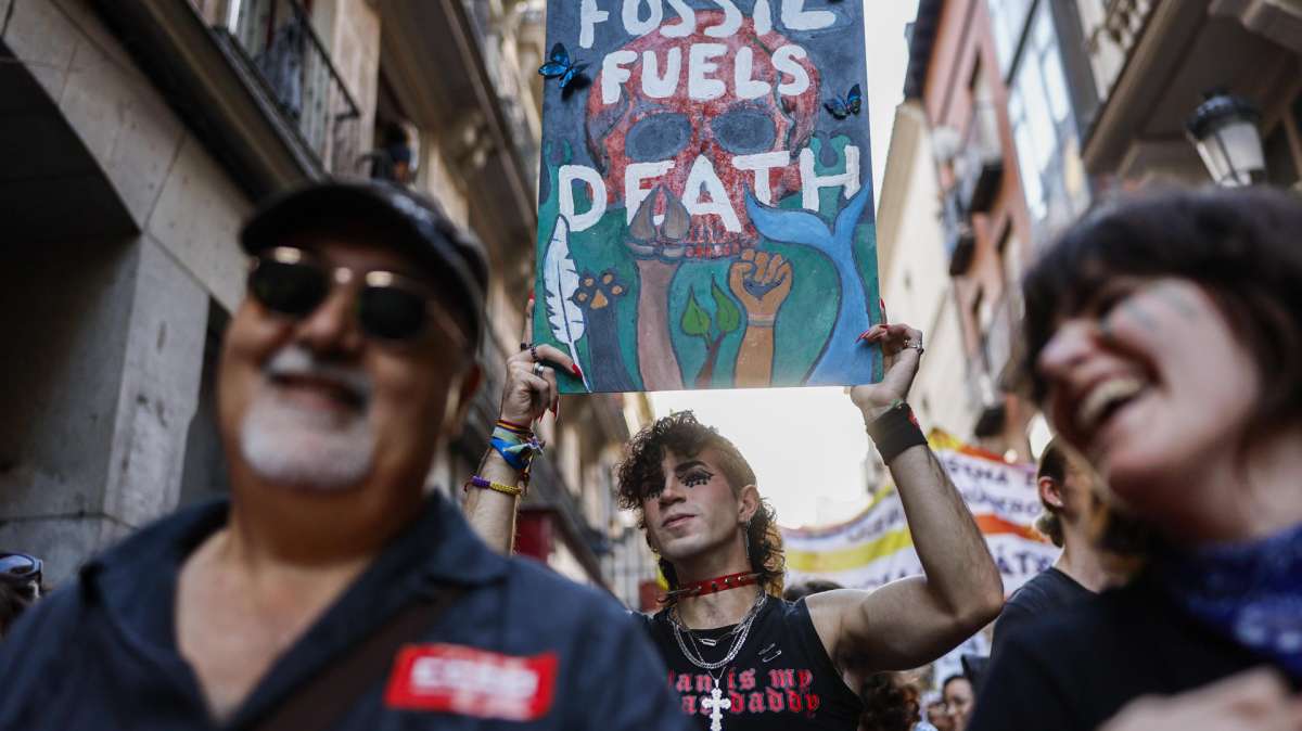 Alianza por el Clima, Fridays for Future-Juventud por el Clima y otras organizaciones medioambientales participan en una manifestación para exigir el fin de los combustibles fósiles de forma rápida, justa y definitiva el pasado viernes en Madrid.
