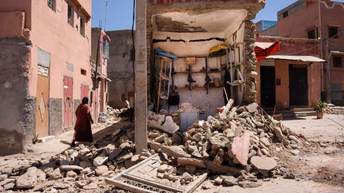 Una mujer camina entre los escombros de una casa en Amizmiz, Marruecos