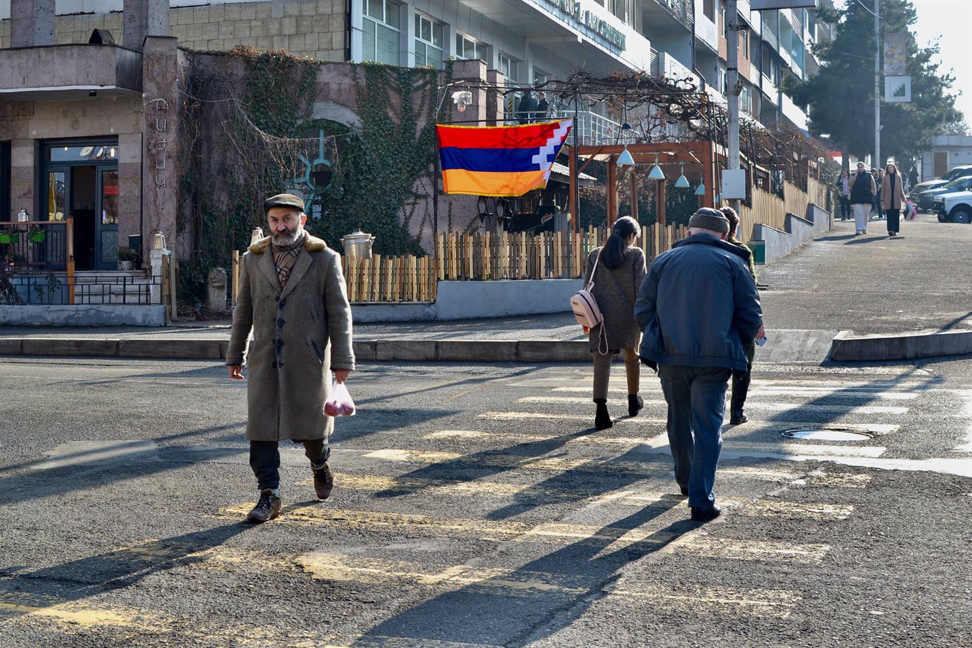 Personas en una calle de Stepanakert, capital de la autoproclamada república de Nagorno Karabaj.
