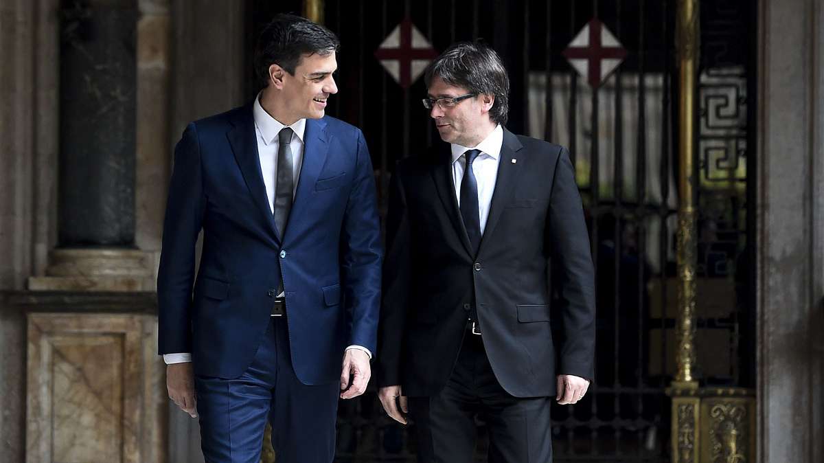 Pedro Sánchez junto a Carles Puigdemont en una imagen de 2016.