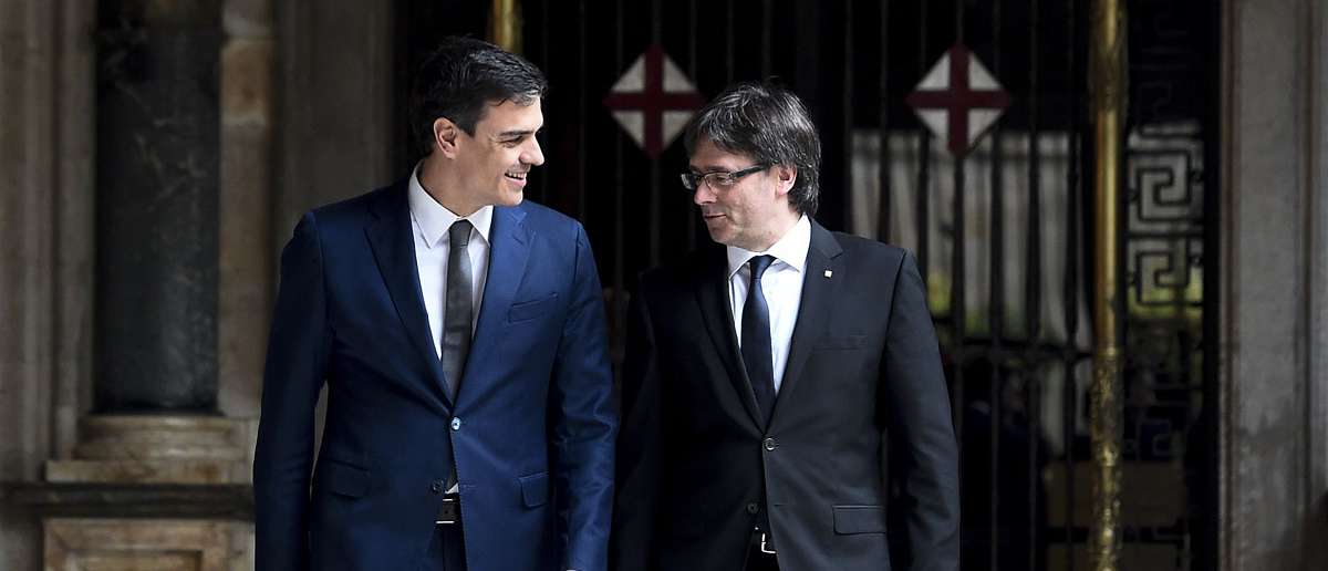 Pedro Sánchez junto a Carles Puigdemont en una imagen de 2016.