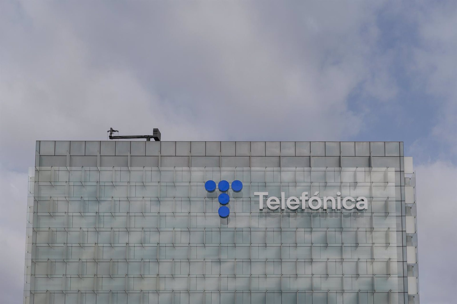 Exterior de la sede de Telefónica, en el ensanche de Las Tablas, en el distrito de Fuencarral-El Pardo, a 6 de septiembre de 2023, en Madrid (España)