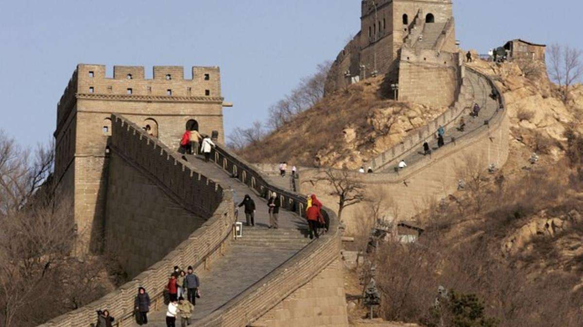 Un grupo de turistas caminan por un tramo de la gran muralla