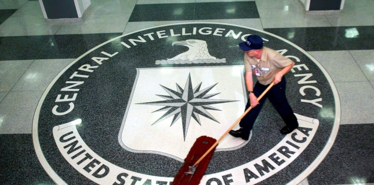 Un trabajador barre el suelo de la sede de la CIA.
