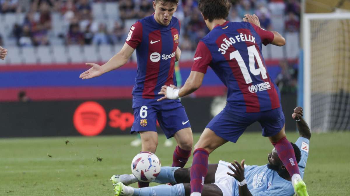 El centrocampista del Celta de Vigo, Bamba (c) lucha con el centrocampista del FC Barcelona Gavi (i) y el delantero João Félix (d) durante el encuentro de la jornada 6 de LaLiga entre FC Barcelona y RC Celta de Vigo, este sábado en el Estadio Olímpico de Montjuic, en Barcelona.
