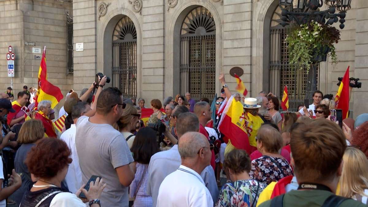Los manifestantes contra la amnistía interrumpen el minuto de silencio por Marruecos en Barcelona