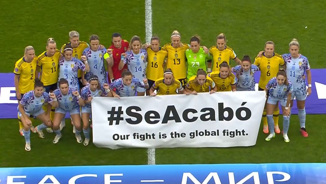 Españolas y suecas, unidas con la pancarta #seacabo