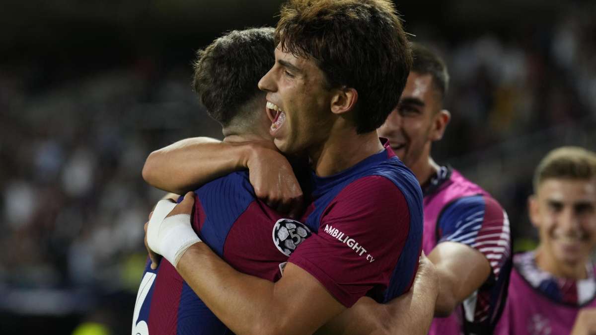Gavi y Joao Felix celebran un gol del Barcelona