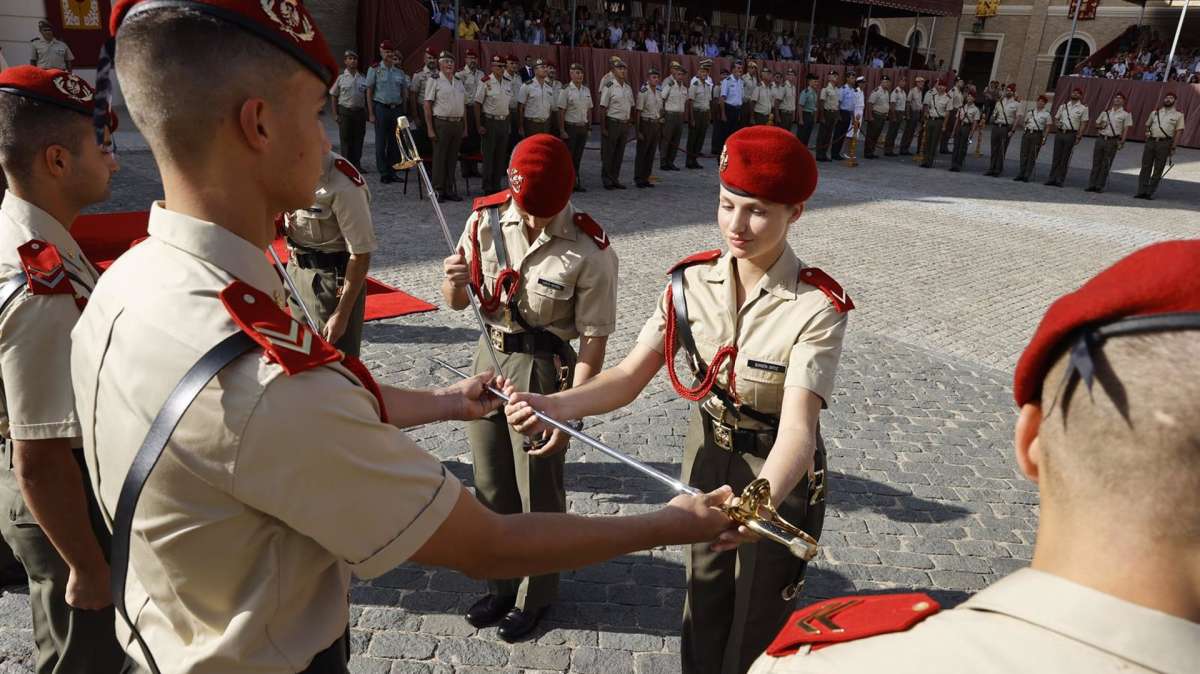 La Princesa Leonor recibe el sable que la acredita como dama cadete en un acto en la Academia General Militar de Zaragoza