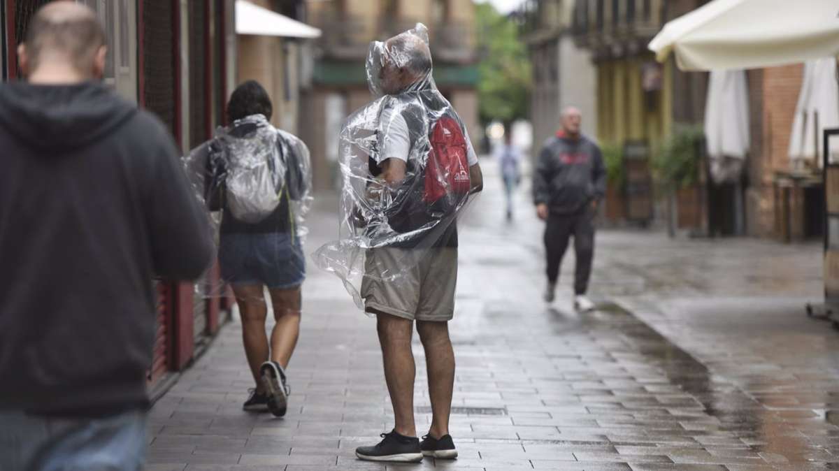 Varias personas caminan bajo la lluvia, a 2 de septiembre de 2023, en Huesca, Aragón (España).