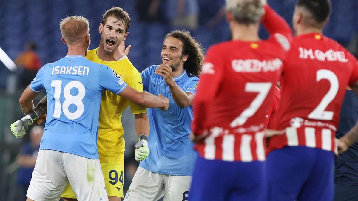 Provedel celebra su gol de cabeza al Atlético