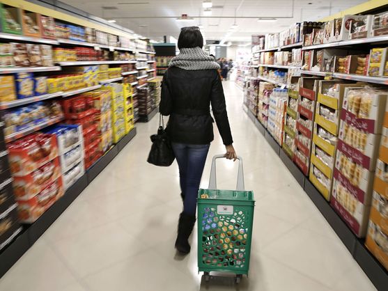 Francia Uma mujer en un supermercado.