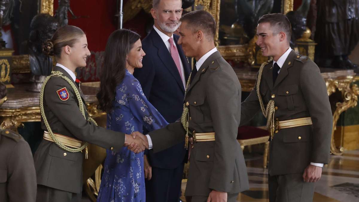 La princesa Leonor (i), junto a los reyes Felipe VI (3i) y Letizia (2i), saluda a sus compañeros