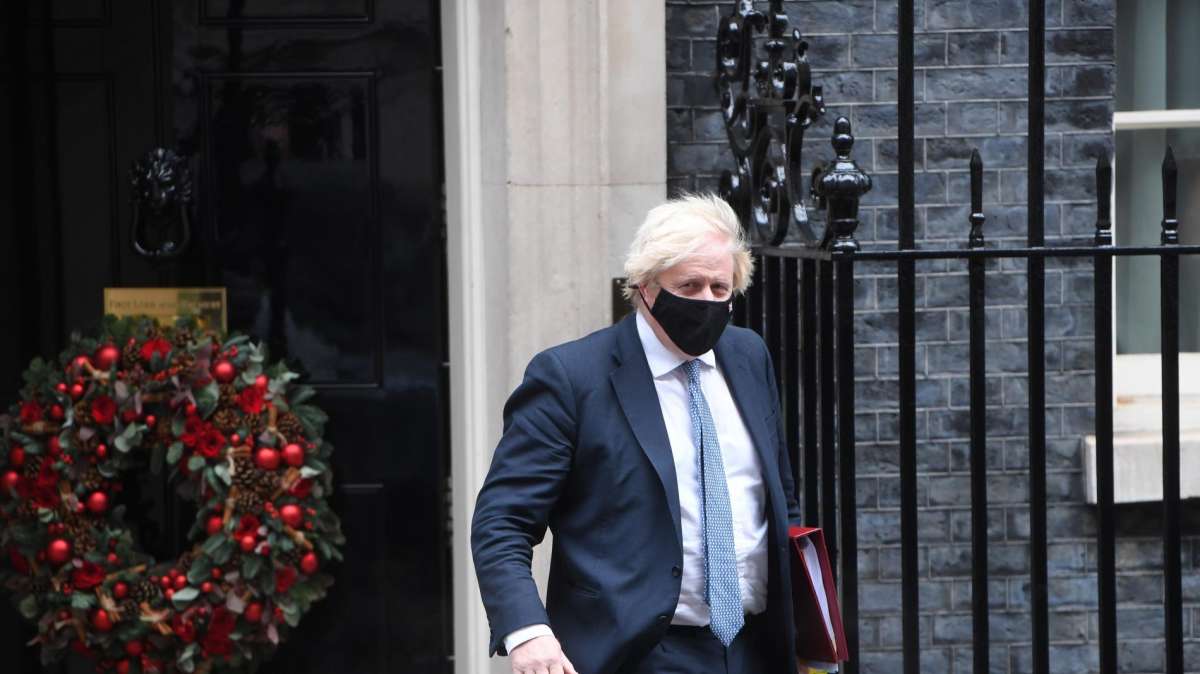Boris Johnson sale de Downing Street en su etapa como primer ministro durante la pandemia.