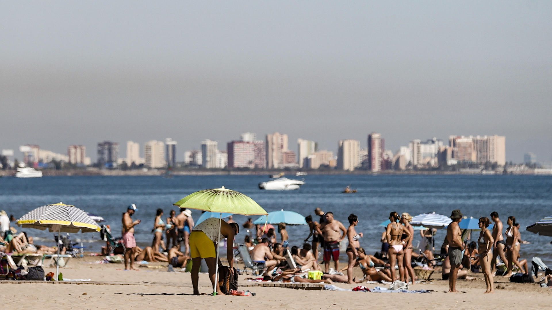 En la imagen numerosos bañistas en la playa de La Malvarrosa de Valencia, este domingo.