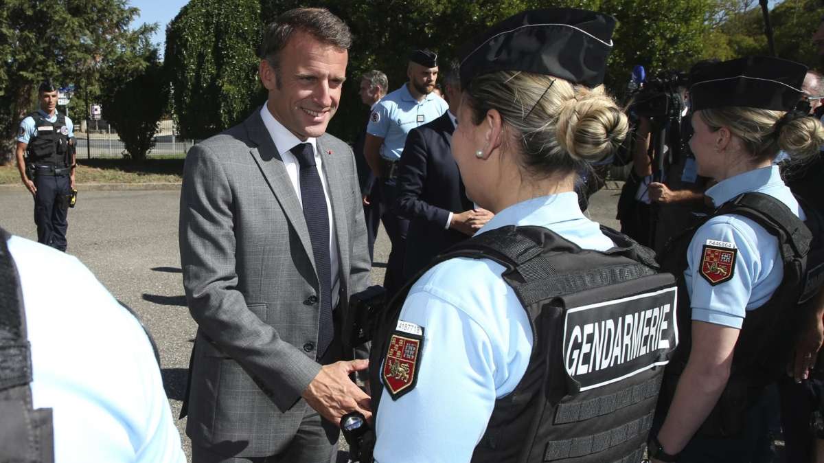 El presidente de Francia, Emmanuel Macron, se reúne con oficiales de gendarmes.
