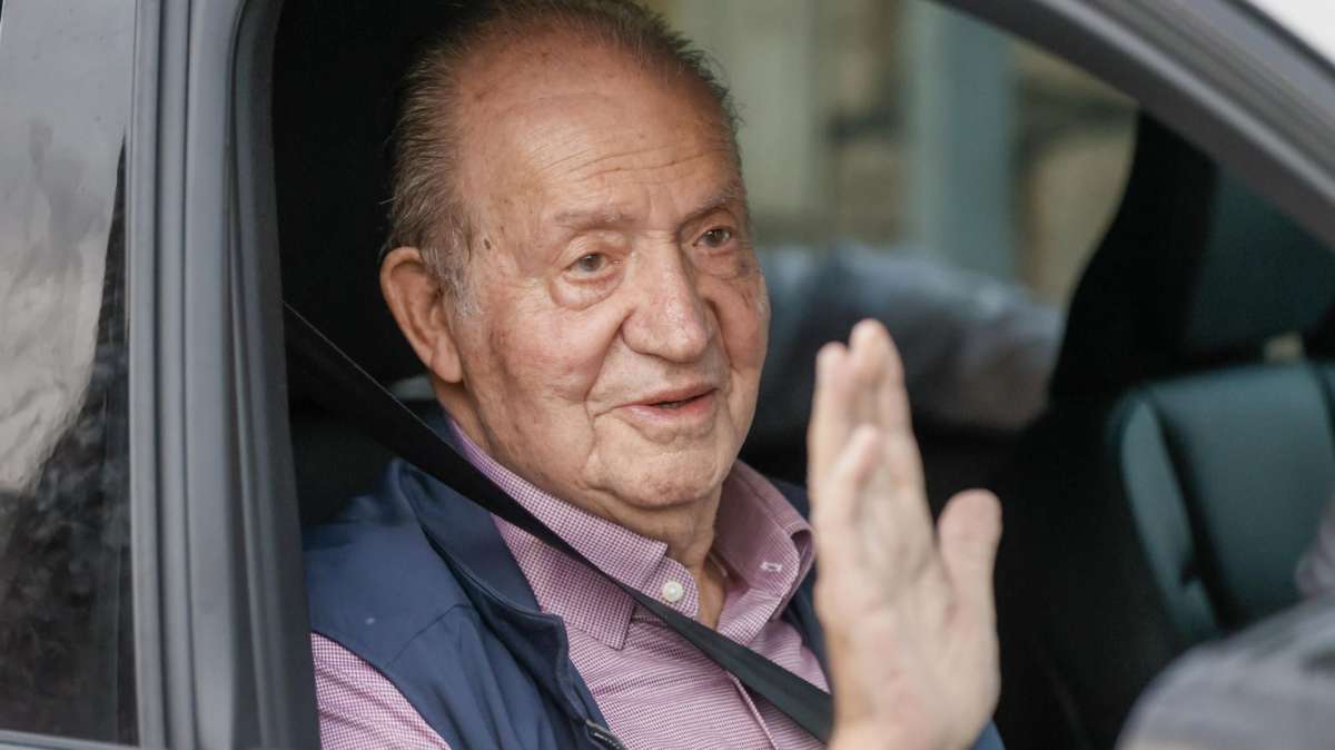 El rey Juan Carlos saluda a su salida en coche de casa de Pedro Campos hacia el aeropuerto de Vigo