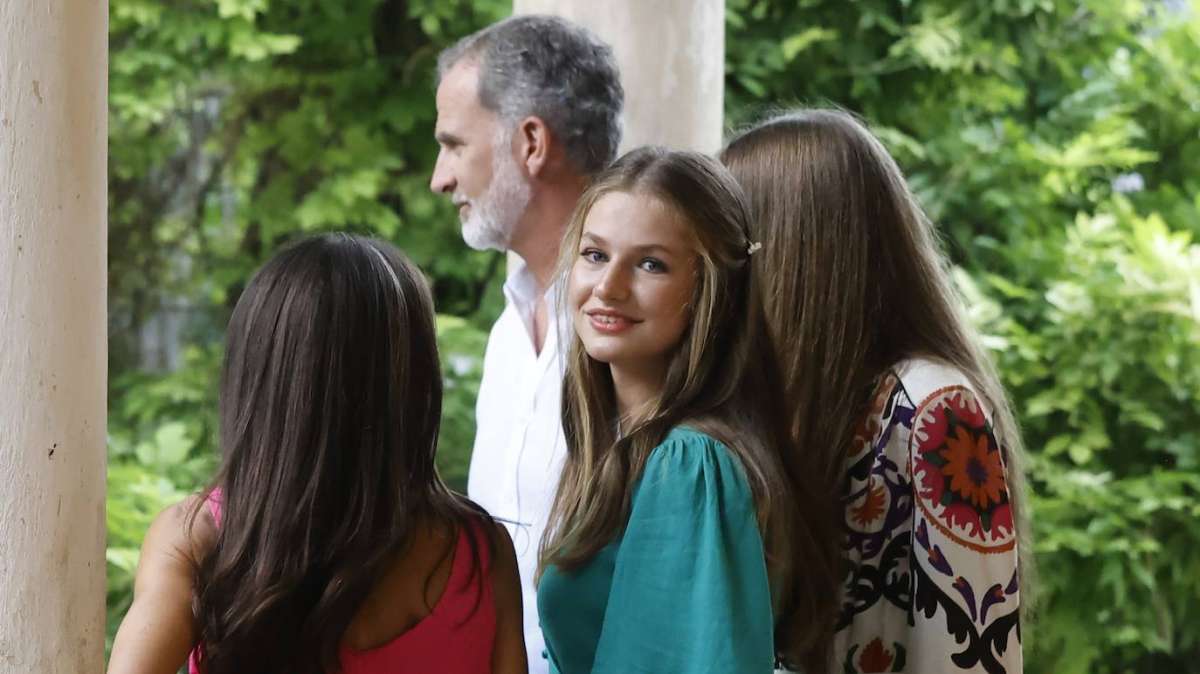 La princesa Leonor mira a la cámara en la visita de la Familia Real a los jardines de Alfábia, en Buñola (Palma), este verano.