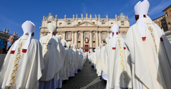 Los cardenales asisten a la inauguración del Sínodo en la plaza de San Pedro