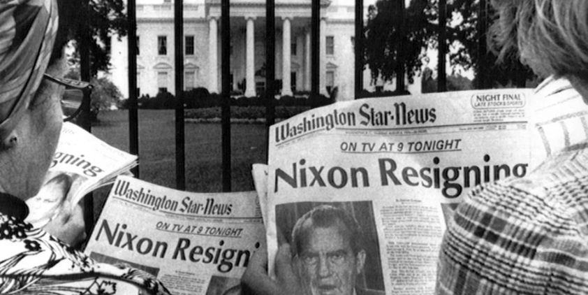 Los periódicos anuncian la dimisión de Nixon por el escándalo 'Watergate'.