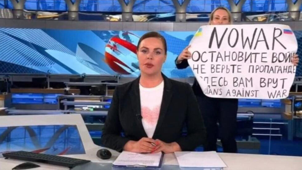 La periodista rusa Marina Ovsiannikova durante la protesta.