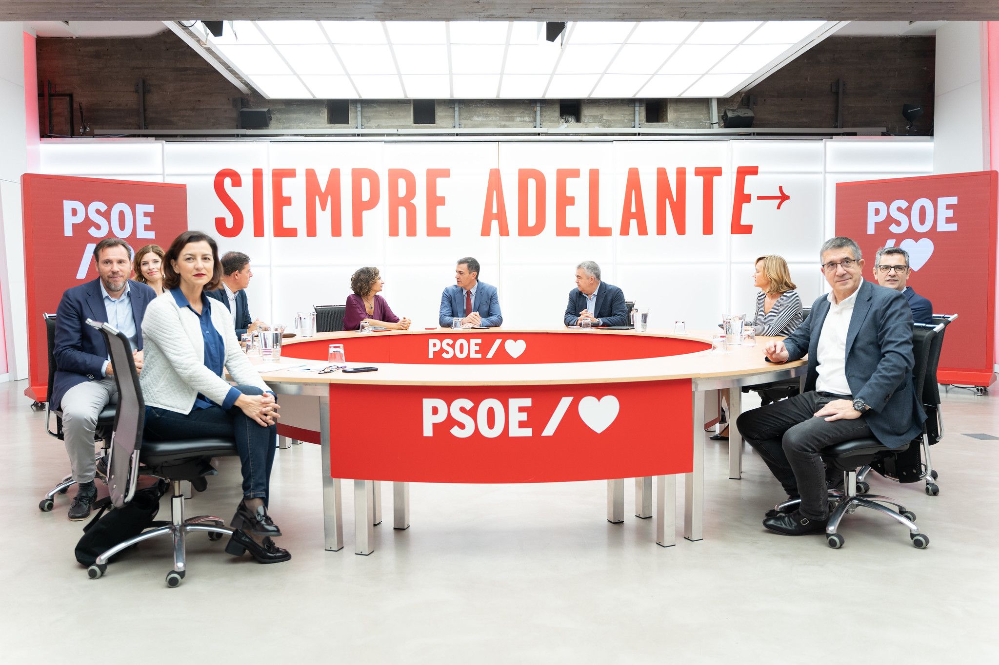 Pedro Sánchez se reúne con la comisión negociadora del PSOE.