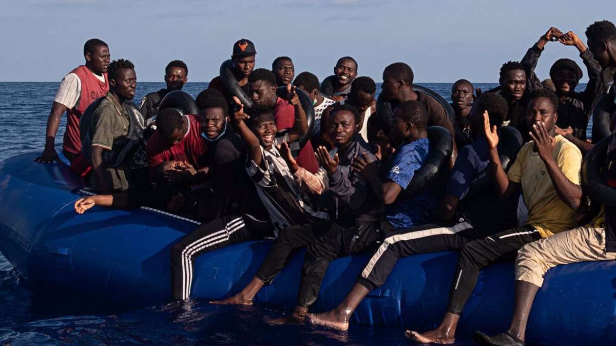 Un grupo de migrantes en un bote cerca de las costas de Libia.