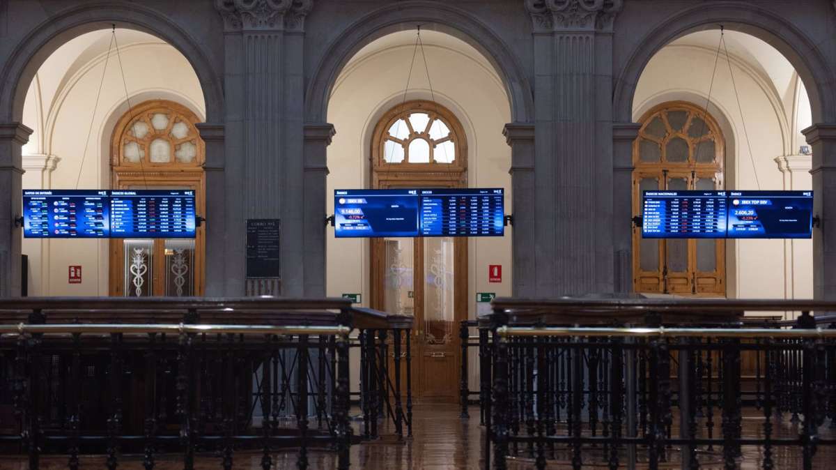 Varios paneles del Ibex 35, en el Palacio de la Bolsa.