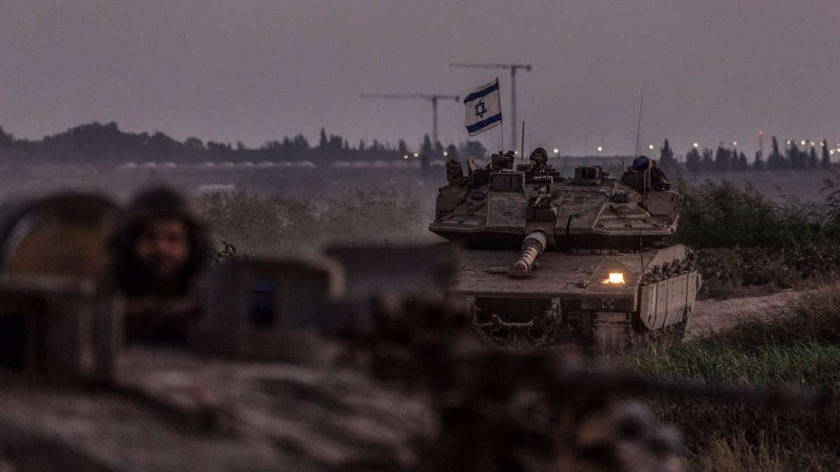 Militares de Israel en tanques cerca de la frontera con la Franja de Gaza.